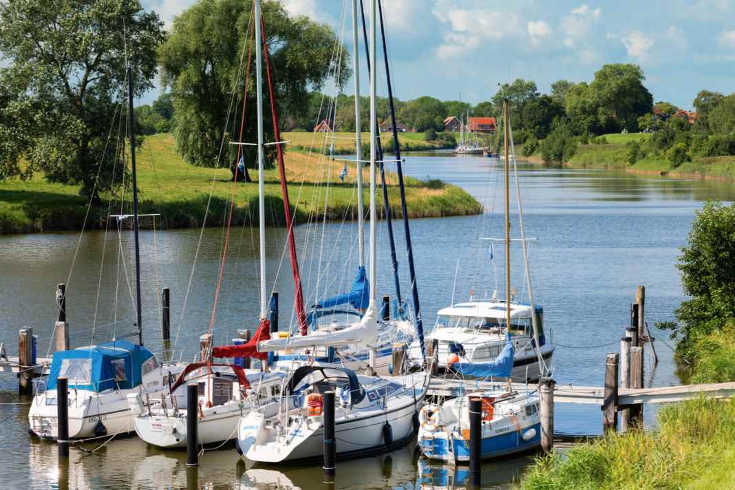 Nur einen Steinwurf vom Ort entfernt. Die Boote der Mitglieder vom Wassersportverein Hooksiel liegen geborgen zwischen den Deichen