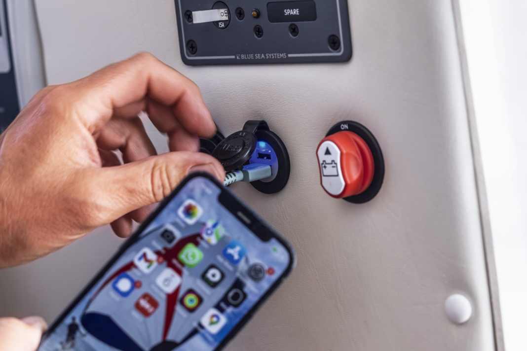 An Bord mal schnell das Handy laden – mit einer USB-Steck­dose kein Problem. Im Bild ein Modell mit zwei Ausgängen