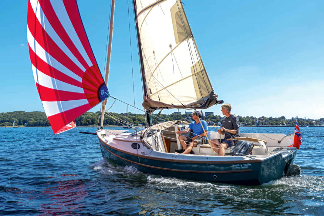 Qualcosa che attira l'attenzione: scafo in British Racing Green e look clinker, listelli di sfregamento in legno su tutto il perimetro, modanature di coperta fortemente positive - il look retrò è perfetto