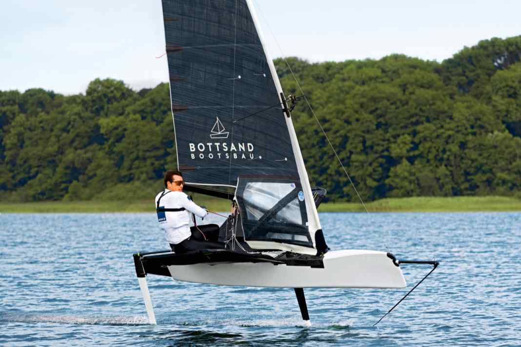 Mathis Menke on his third self-designed and built moth. The sails pulled down to the deck provide more speed. They eliminate the turbulence on the mast that was associated with the previously raised cloths