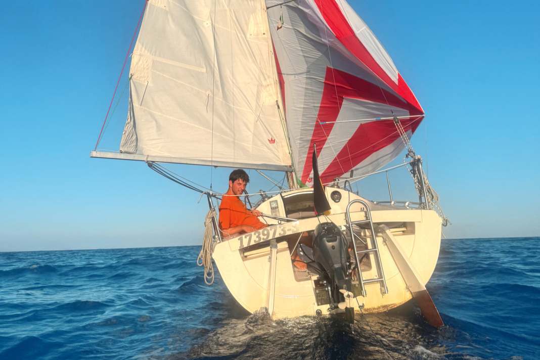 In light winds, the Etap moves along at a leisurely pace. The skipper doesn't mind, he's in no hurry