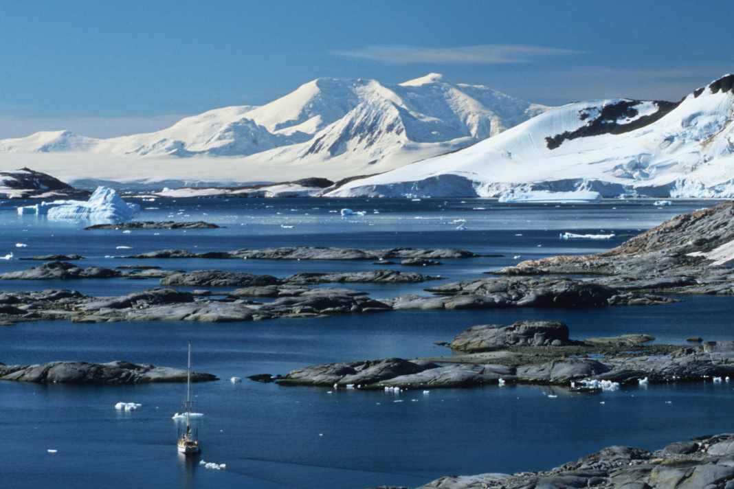 L'Antarctique. Rolf Bjelke et Deborah Shapiro s'y sont rendus au début des années quatre-vingt. Leurs voyages ont été une source d'inspiration pour de nombreux autres navigateurs.