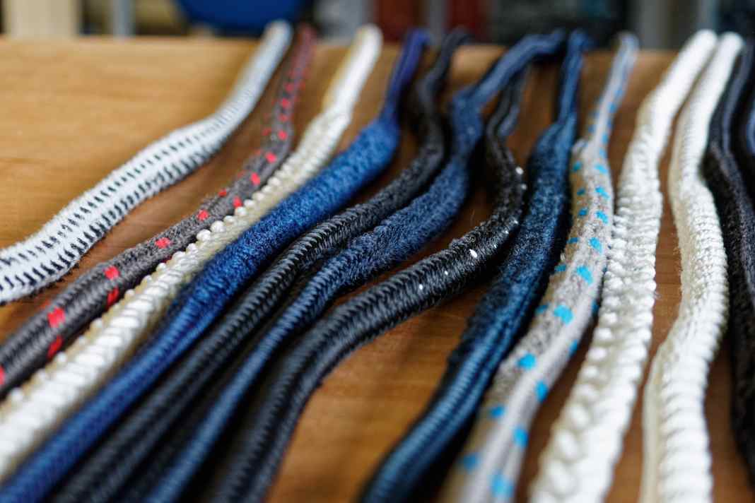 Changer la laisse à cause de quelques peluches ? Cela n'a pas l'air si grave. Le test de charge de rupture montre à quel point on peut se tromper avec cette estimation. La Handy Elastic, dont très peu de fibres semblaient endommagées, a été la grande gagnante. En fait, comme la plupart des autres suspentes, elle avait perdu 50 % de sa résistance.