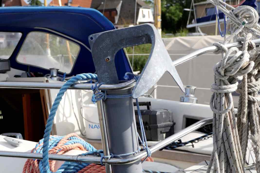 Ein einfaches Plastikrohr aus dem Baumarkt ist als provisorische Heckanker-Halterung für den Schären-Törn völlig ausreichend