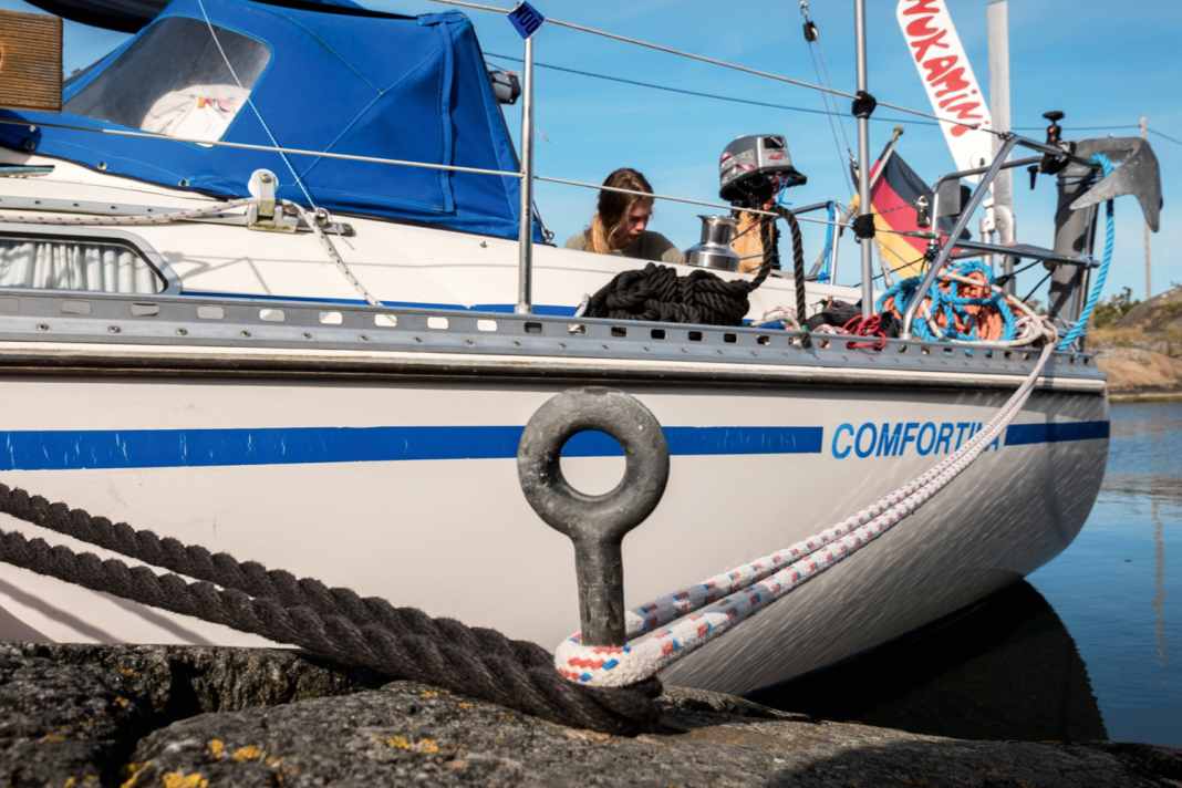 The iron eyes firmly anchored in the rock are ideal for mooring. Springs and long leader lines are attached to the slip