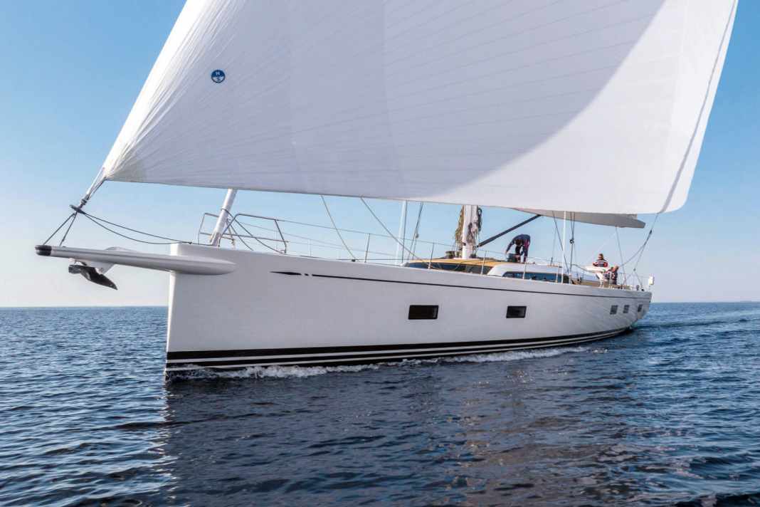 Kleine Große: Die Swan 88 misst 26,54 Meter mit Bugspriet, der auf Höhe der Ziergöhl ansetzt und Code Zero oder Gennaker hält. Unter Segeln dreht sich der Propeller ab 8,5 Knoten Fahrt mit und erzeugt Energie