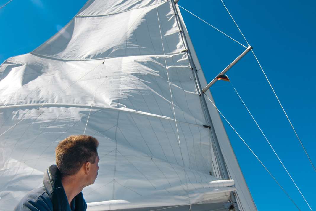 During recovery, the cloth slides into the lazy jacks. They must be attached high up in the mast, preferably to a spreader so that the battens do not get caught