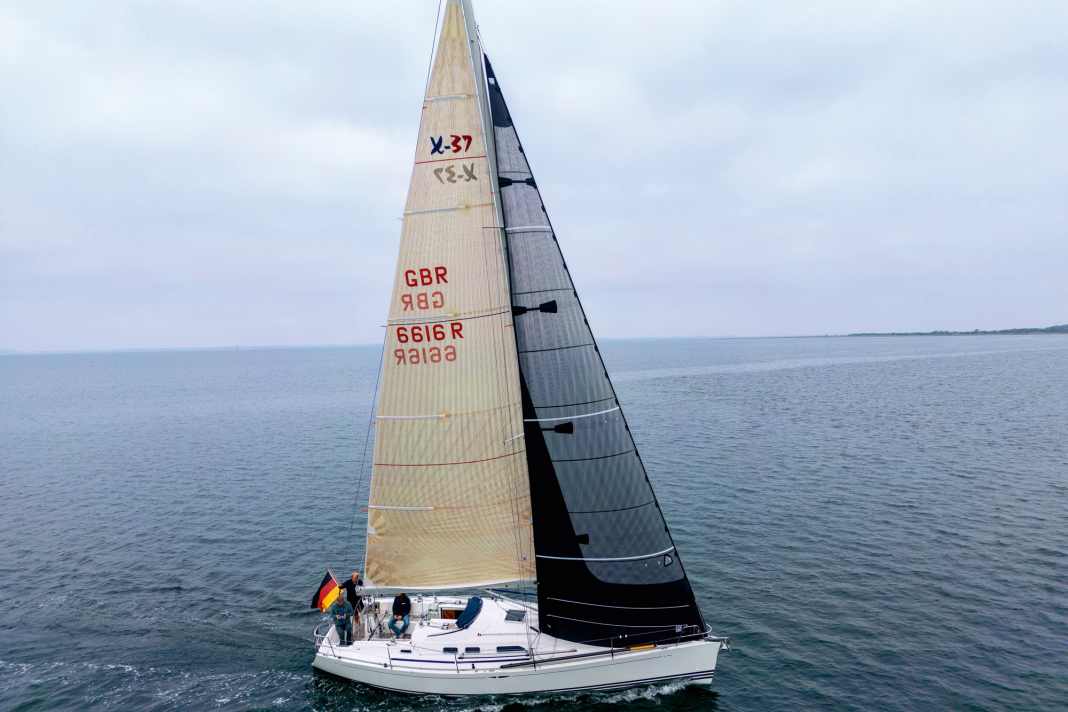 Kaum zu erkennen, aber effektiv: Hier das Boot unter Vollzeug, ...