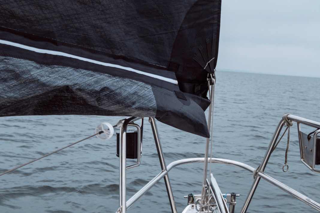 Ajuster le hale-bas, récupérer la drisse : La prise de ris s'effectue à nouveau dans la couverture de la grand-voile. Le cou est avancé à peu près jusqu'au balcon en tirant sur la drosse et en faisant passer la drisse.
