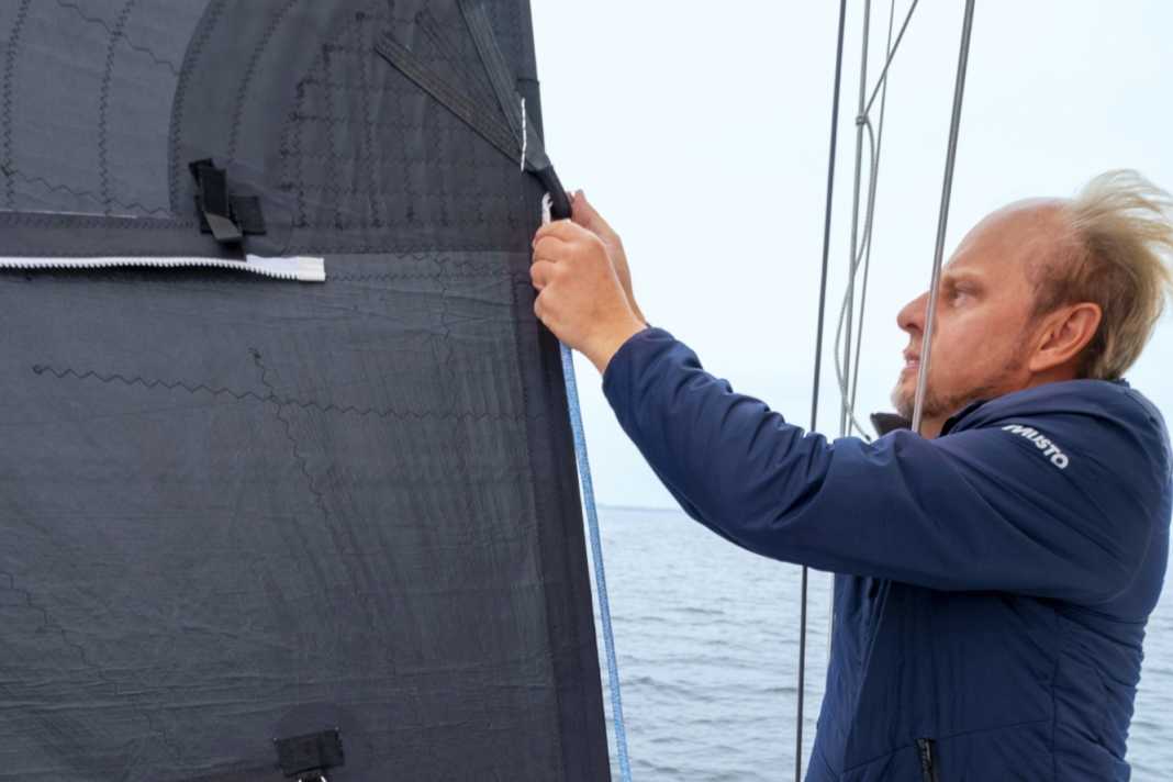 Schot umstecken: Die Luvschot ins obere Schot­horn wechseln und durch den Lee-Holepunkt führen. Dann so weit abfallen, dass die Fock abgedeckt wird