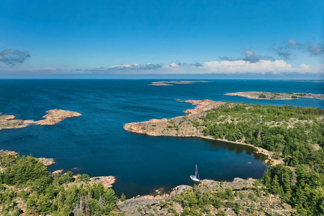 Eine Bucht für jedes Boot: Auch die Schärenküste im Norden der Hauptinsel Fasta Åland bietet jede Menge malerische Liegestellen
