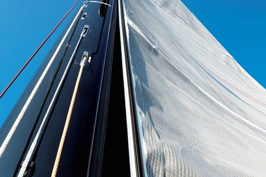Fold the halyard and roll up the main body, done. But it's not that simple. The angle from the boom to the mast must be right and the halyard and winding line must be precisely coordinated