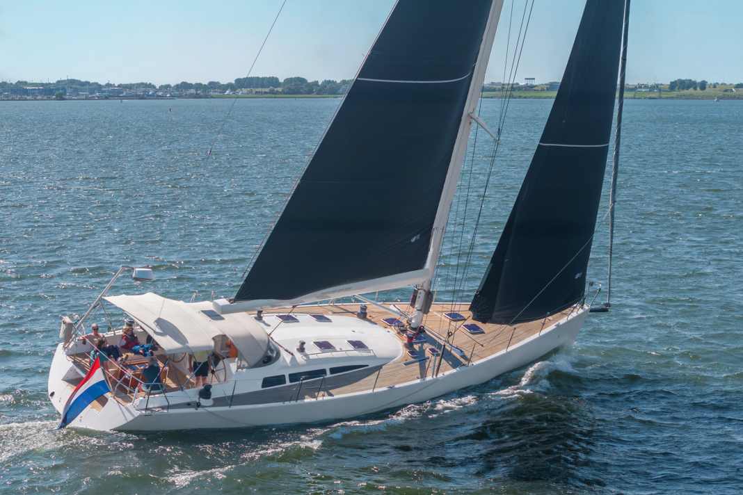 Even after 30 years, the lines are still very pleasing. Sporty attributes such as an open foredeck and wide side decks are part of it