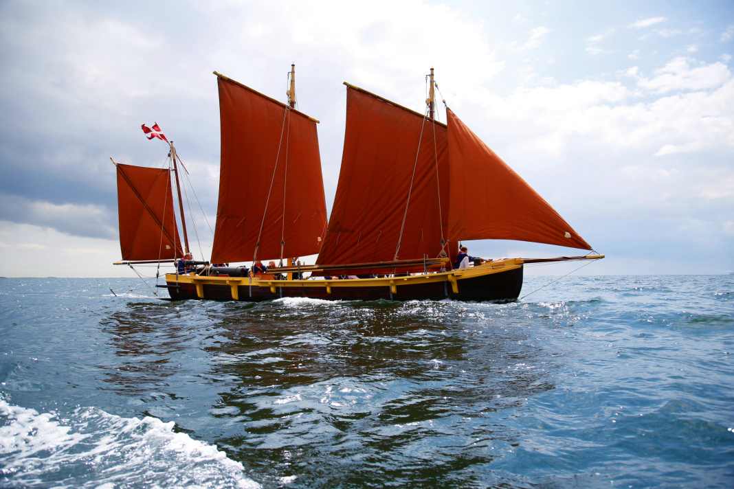 Die „Corsør“ aus Korsør unter vollen Segeln auf dem Großen Belt. Bis zu 24 bewaffnete Männer tummelten sich früher auf dem kleinen Schiff. Heute besteht die Besatzung größtenteils aus friedlichen Schülern und Rentnern