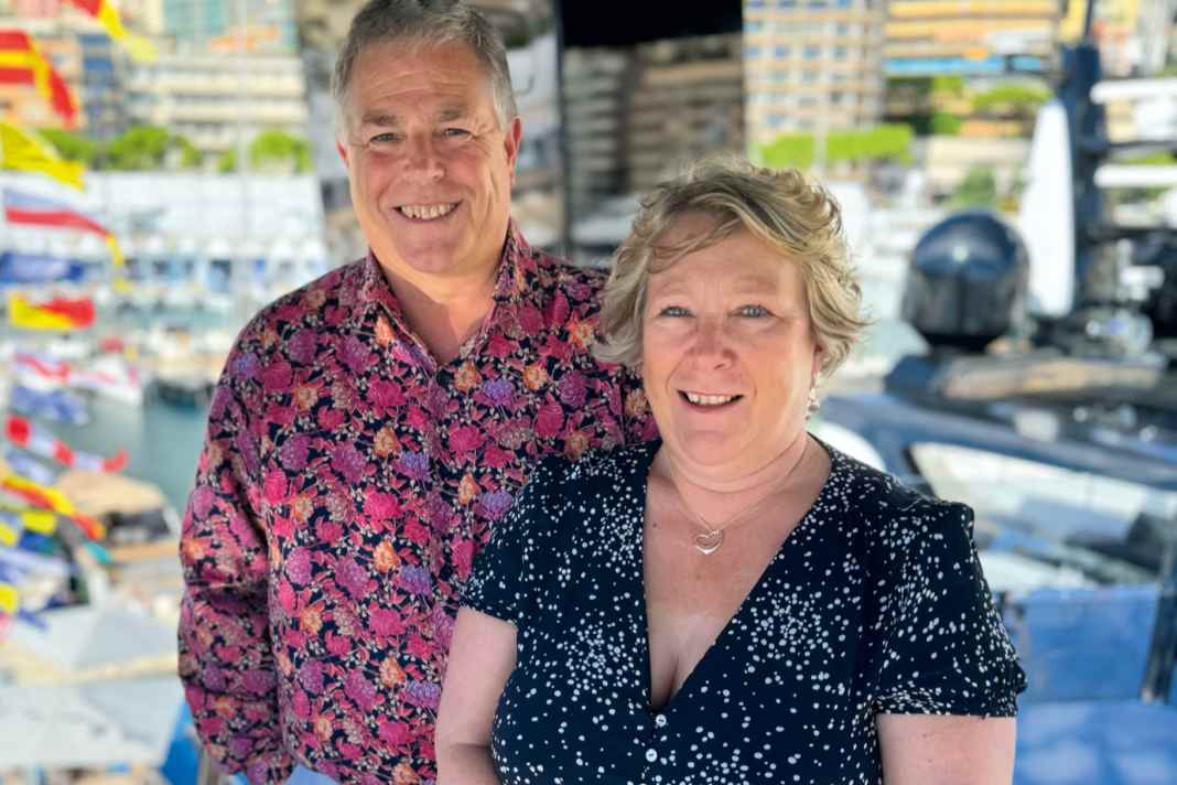 Glücklich: Julie und Mark Tucker im Hafen von Monaco. Mrs Tucker führt die Geschäfte des Studios und berät ihren Mann auch in Design­fragen. Das Paar ist seit 34 Jahren verheiratet