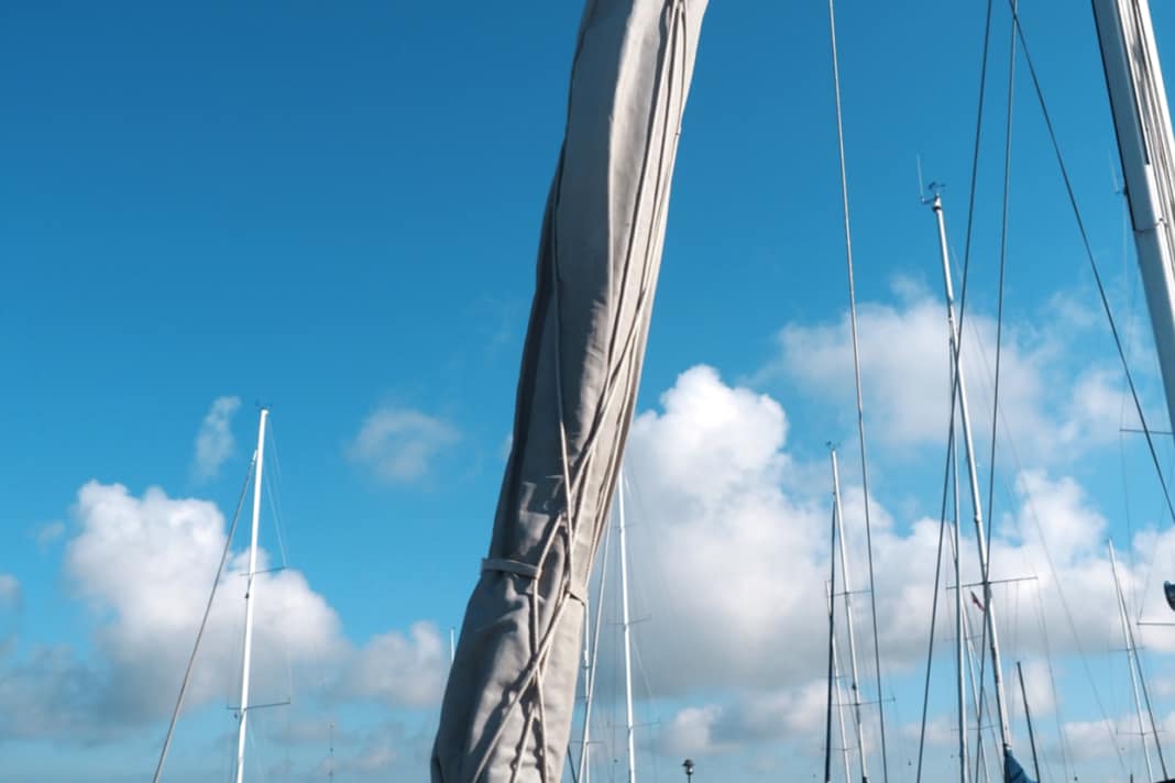 Tame the cloth: The protective cover over the furled genoa in particular can flap noticeably if not properly tightened. This causes the whole rig to vibrate. In addition to the noise, the material suffers extremely. So pull it nice and tight! The same applies to the mainsail cover. If there is a lot of wind, a line can be looped around the boom and the hoisted sail to effectively stabilise the cloth