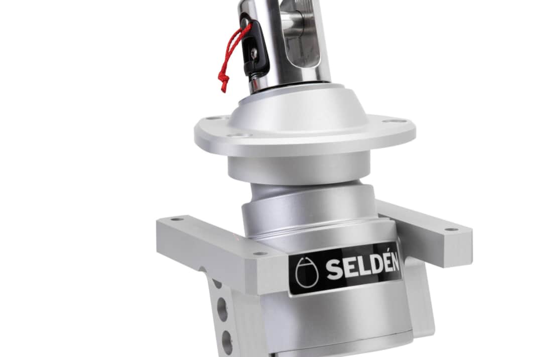 Elegantly installed: In the TD version, the drive is located below deck. The sail and torsion stay are attached with a quickout pin. Until now, the drives have lacked a backstop, so the furled sail should be secured