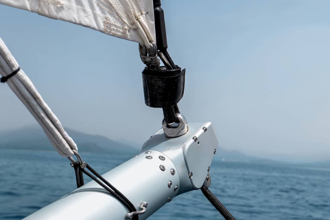 In the trunk, especially for cruising cats: The IB-FXE is supplied as an aluminium trunk for retrofitting and is intended for sail areas between 140 and 240 square metres. The small version winds at 85 revolutions per minute, the large version at 110 revolutions per minute