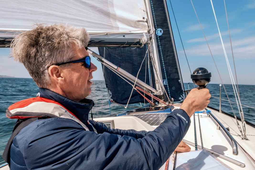 A must on board even in the age of GPS and AIS: the hand bearing compass is still an important tool in analogue navigation