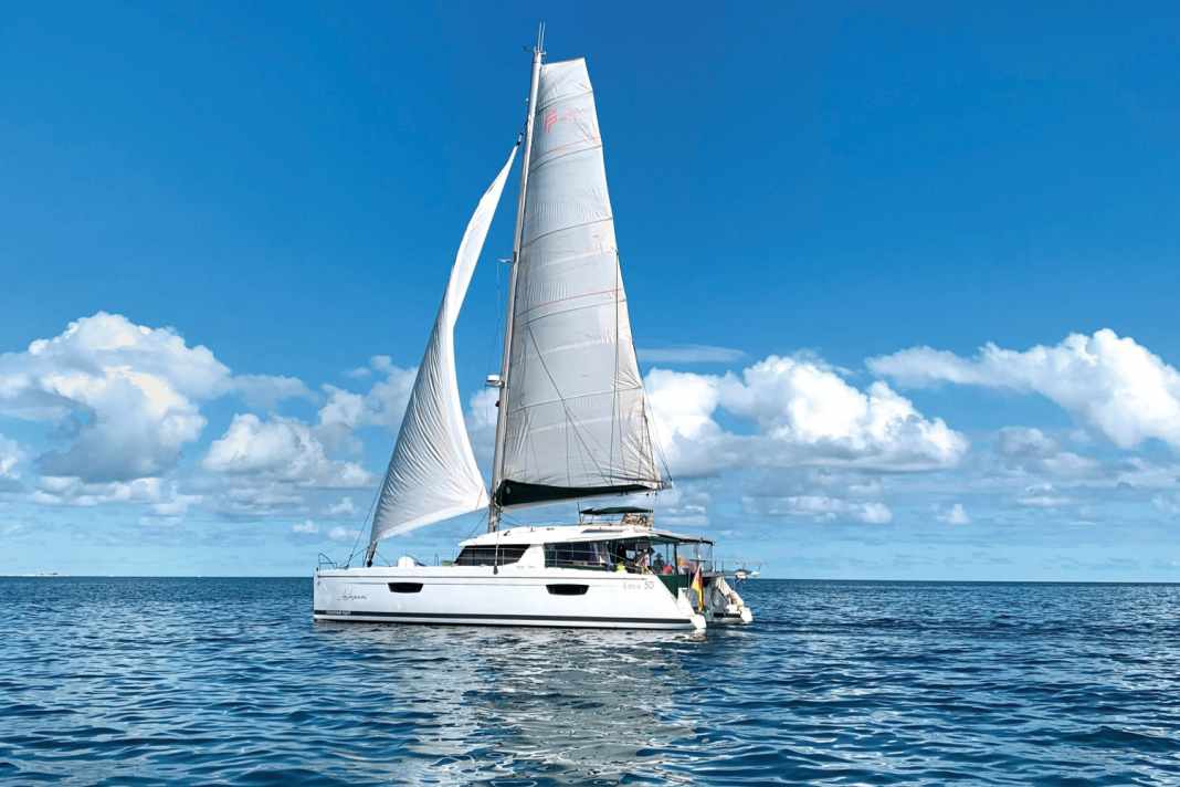 Le "JaJapami" sous les voiles. La famille de quatre personnes a suivi en grande partie la route des pieds nus