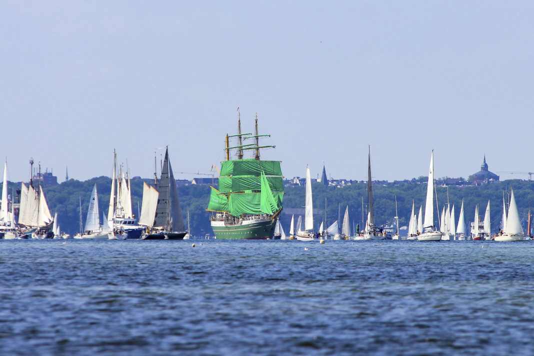 Platz 25: Volksfest zur See Katja Noack, Giekau Die "Alexander von Humboldt II" während der Kieler Woche umringt von hunderten Seglern