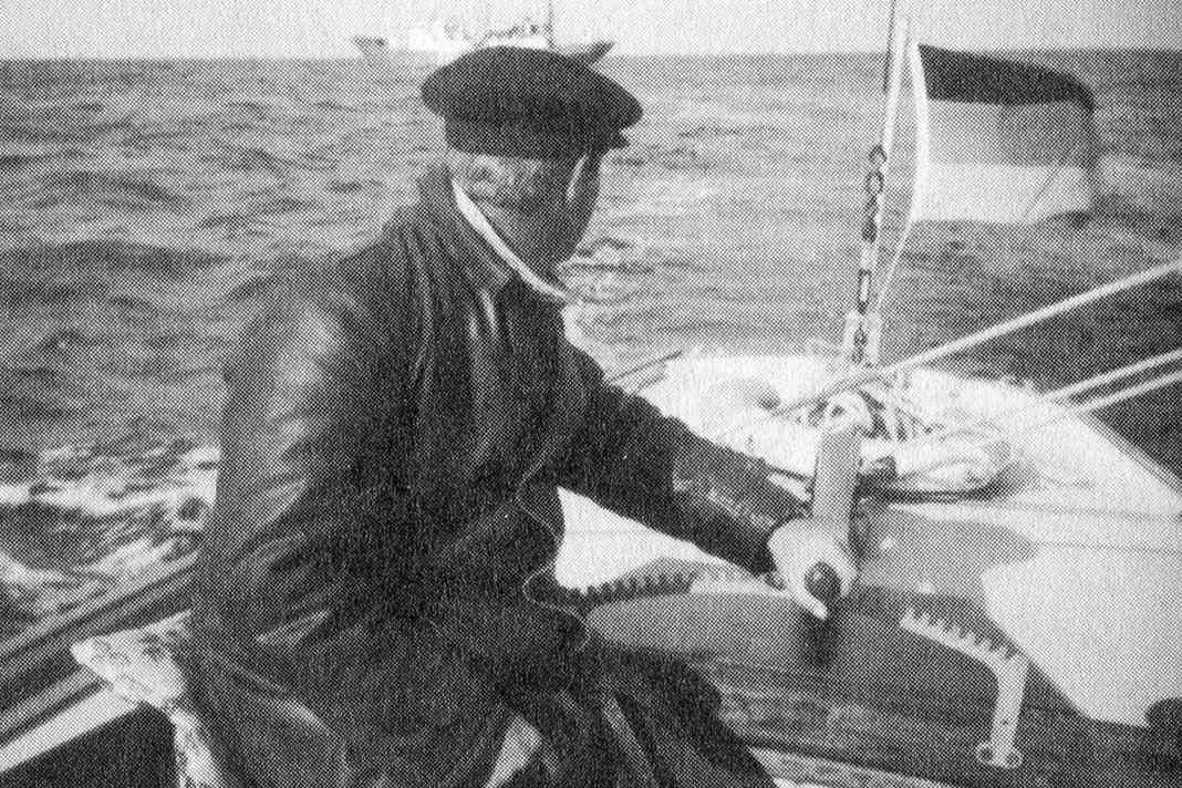 Kiel – Feuerschiff achteraus nach sorgenvoller Flucht. Den Blick nach achtern erlaubt sich der Stralsunder Segler Klaus Schröder auf dieser Sommerreise im Jahr 1961 erst, als die markante Ansteuerung der Kieler Förde passiert ist