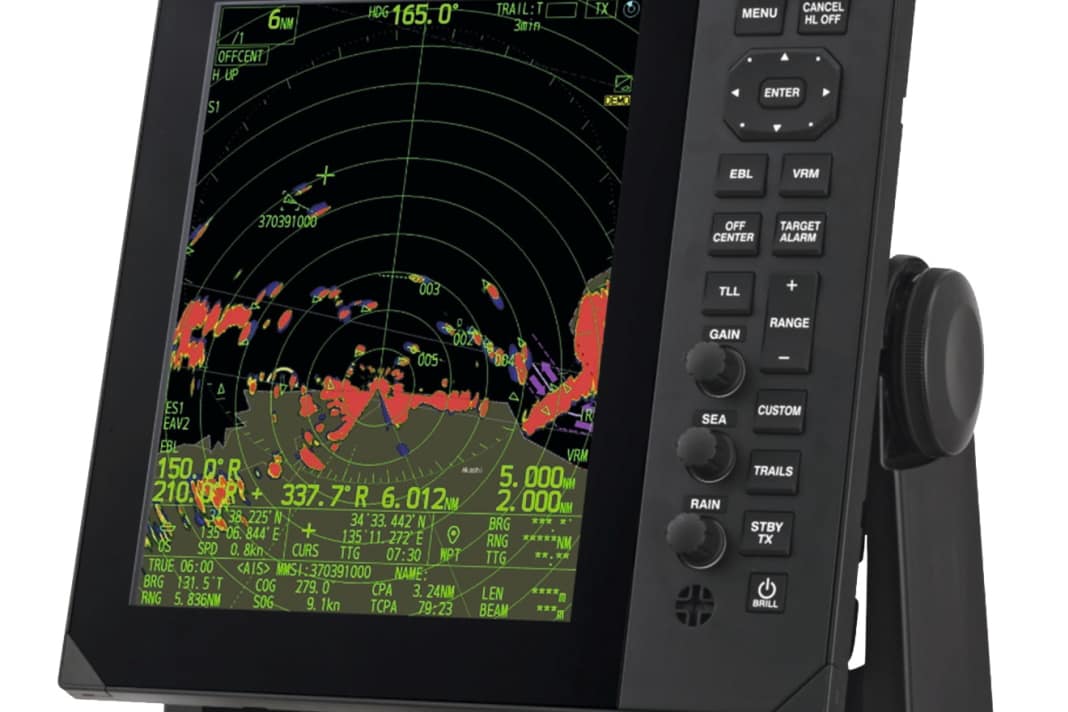 Selten geworden:  Spezielle Radargeräte wie das Furuno FR10 sind eine Seltenheit geworden. Mittlerweile erfolgt die Auswertung meist auf einem Multifunktionsdisplay, das auch als Seekartenplotter dient. Dadurch sind auch Funktionen wie ein Seekarten-Overlay möglich