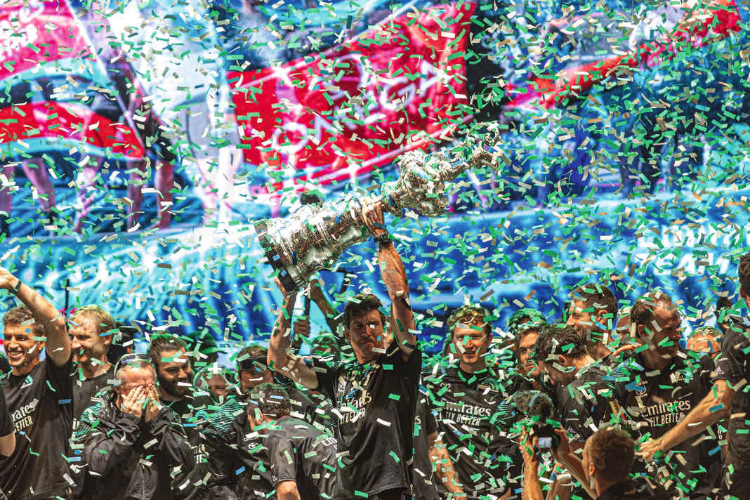 Three-Pete: Kiwi-Steuermann Peter Burling reckt die bodenlose Silberkanne in die Höhe. Zum dritten Mal in Folge gewann er mit den Neusseländern den America's Cup