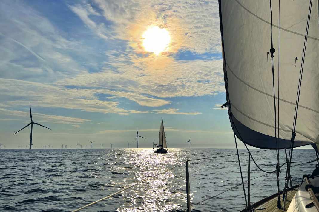 La "Naja" e di fronte la barca dell'autore, la "Valentine", nel parco eolico al largo della costa olandese.