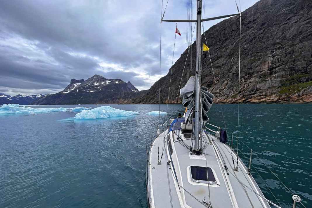 Nell'agosto 2024, Jonathan Spaeth e il suo equipaggio hanno raggiunto il Prince Christian Sound con il loro Luffe 40. Qui hanno incontrato per la prima volta il ghiaccio. Lì hanno incontrato il ghiaccio per la prima volta.