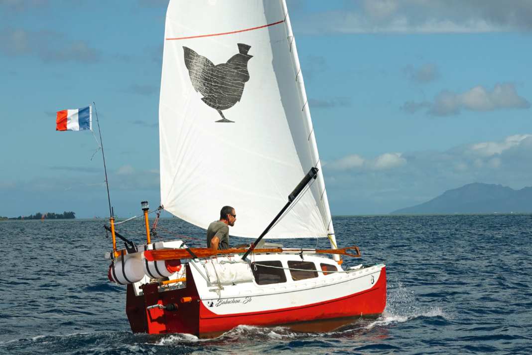 Quenet et son fidèle compagnon de route "Baluchon" lors de la première circumnavigation. Sa marque de fabrique est le poulet.