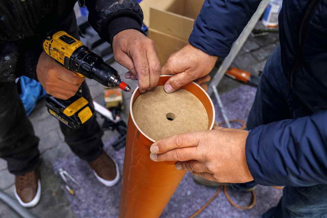 There are various solutions for marking the elliptical hole for the tunnel, see running text. We make a template from 160 kg tube. Two ...