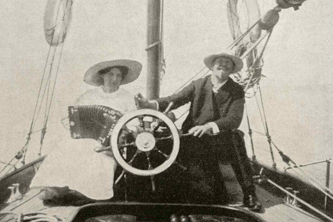 "Ladies sailing" con grandi cappelli, ampie vesti e musica di sottofondo.