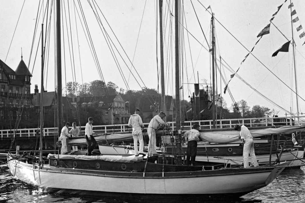 Le foto di una proprietà venuta alla luce mostrano la vita quotidiana della scuola di yacht dell'Imperial Yacht Club di Kiel, la prima sezione giovanile della Germania. Un viaggio nel tempo fino agli anni Venti.