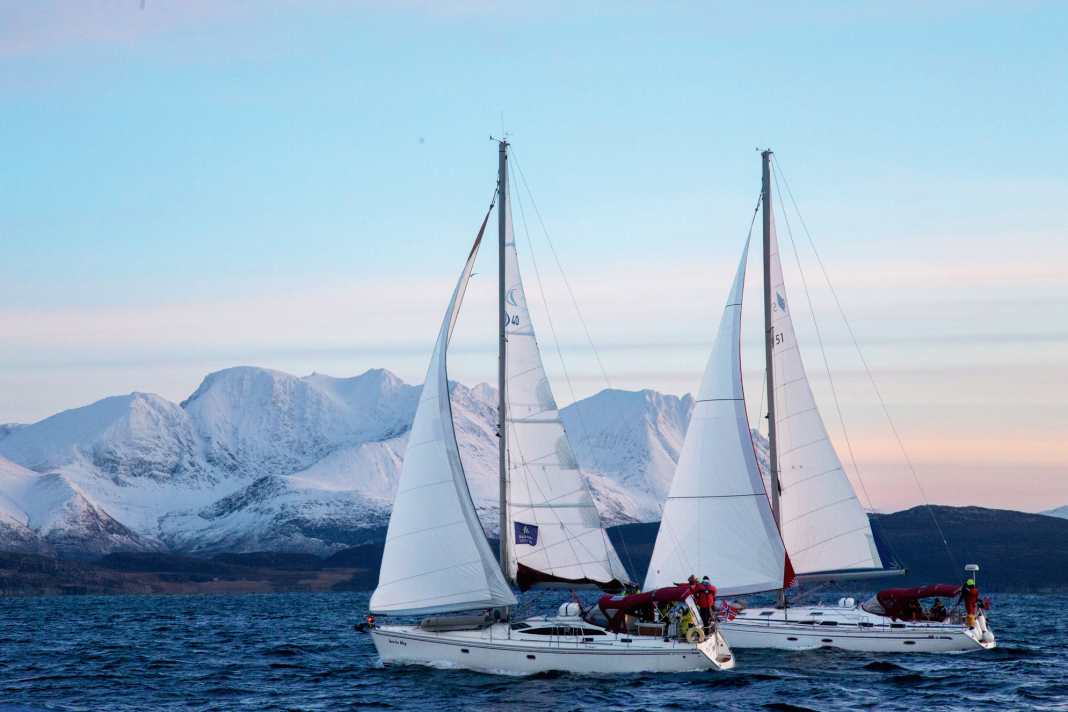 Traumtag im Fjord von Lyngen: Zwei Yachten unserer Flotille segeln vor dem Bergpanorama der Insel Vorterøya.