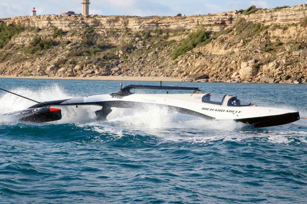 Gleiten statt fliegen. Das Boot hat zwar ein zentrales Foil, es liegt während der Fahrt aber vorne und an den Seiten auf dem Wasser auf.