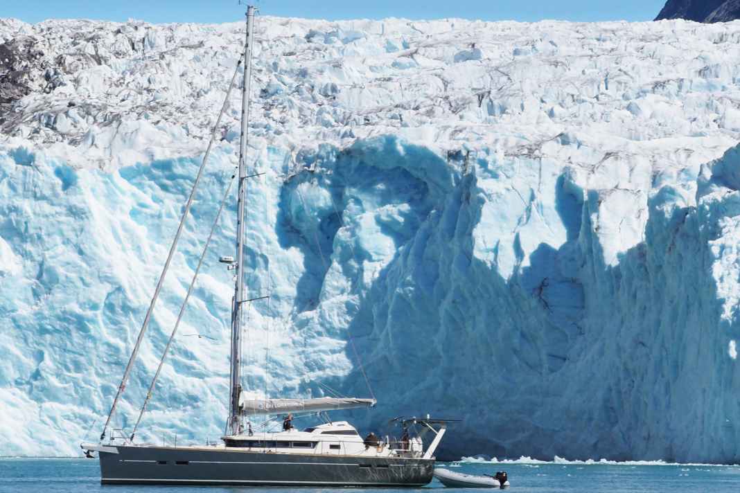 Die britische „Night Owl“, eine Garcia Exploration 45, vor einem Gletscher an der Küste Westgrönlands.