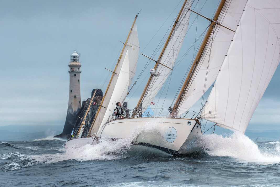 Fast wie vor hundert Jahren: die Klassiker „Dorade“ und „Stormy Weather of Cowes“ beim Rolex Fastnet 2015 nach Runden des legendären Felsens in der Keltischen See.