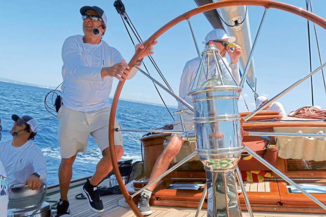 Le skipper Peter Holmberg et le tacticien Francesco Angelis, tous deux avec des chaussures de la gamme Ultra de Vans.