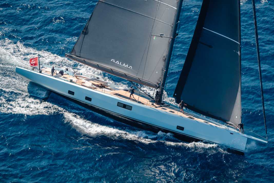 Silhouette sportiva: Judel/Vrolijk ha disegnato le linee morbide dello scafo, mentre lo Studio Santa Maria Magnolfi si è occupato dello stile esterno moderno con un ampio parapetto, un grande pozzetto per gli ospiti e una tuga bassa, in stretta collaborazione con Wally. La moglie dell'armatore ama i cuscini, che adornano i numerosi sedili in gran numero e che vengono fissati con spille durante i normali viaggi.