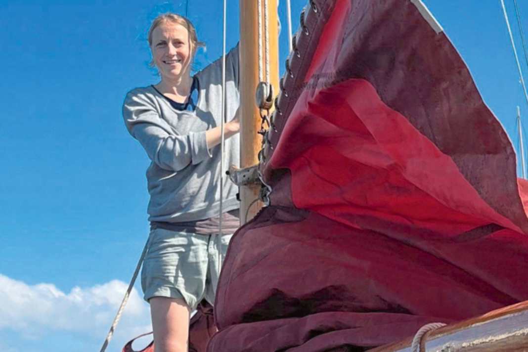 La directrice de l'entreprise d'équipement maritime hambourgeoise Toplicht a séjourné de 2011 à 2023 dans le port-musée d'Oevelgönne avec son bateau à fond plat de 1910.