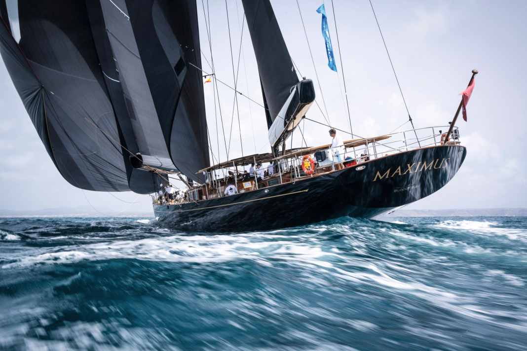 Plenty of cloth: almost 4,000 square metres of Doyle sails generate propulsion before the wind. Then "Maximus" runs at up to 20 knots.