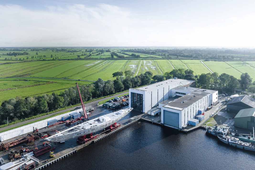 "Progetto Zero": Lo scafo in alluminio ha raggiunto Vitters a Zwartsluis nell'estate del 2023. Da allora, a bordo sono stati aggiunti perfezionamenti tecnici, alcuni dei quali il team del progetto sta valutando solo durante la costruzione.