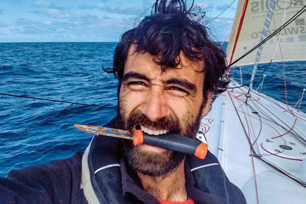 Il velista svizzero Alan Roura durante il suo record atlantico in solitaria nel 2019.