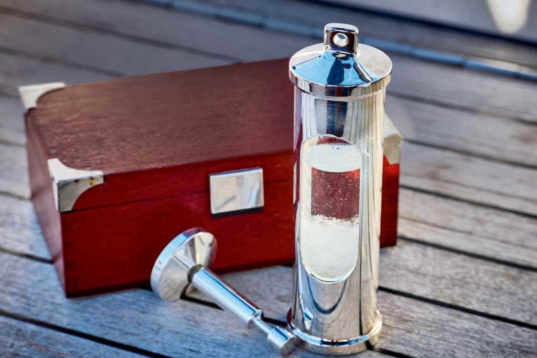 Un verre de tempête, également appelé verre de tempête FitzRoy ou verre de camphre. On prétend que les modifications chimiques annoncent des tempêtes ou des fronts de mauvais temps, mais une étude menée par des chimistes de l'université de Duisburg-Essen n'a pas pu confirmer une telle aptitude à prédire le temps.