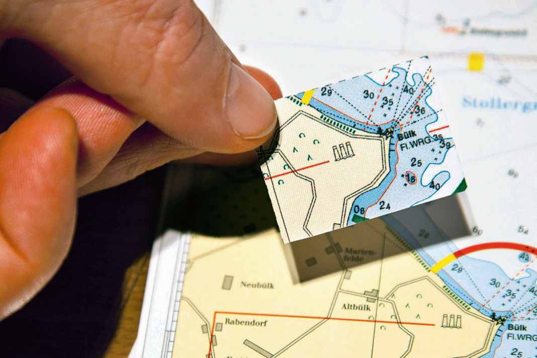 Papierseekarten sind auf Sportbooten Pflicht. Fraglich ist, ab wann sie bei Polizeikontrollen als veraltet gelten müssen.
