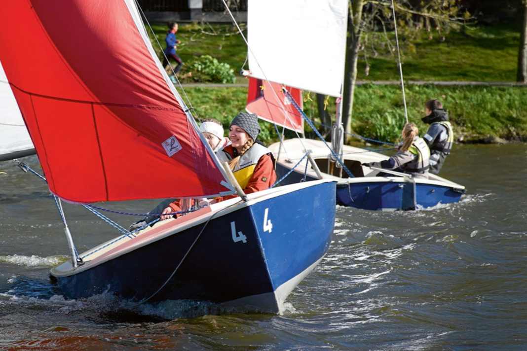 Lezione pratica in gommone, qui sull'Aasee a Münster presso la scuola di vela Overschmidt.