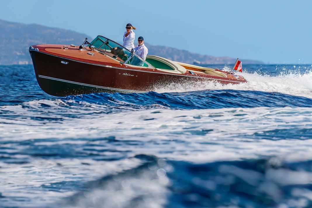 Perfekt in Pose: eine Riva während der Monaco Classic Week beim Fotoshooting.