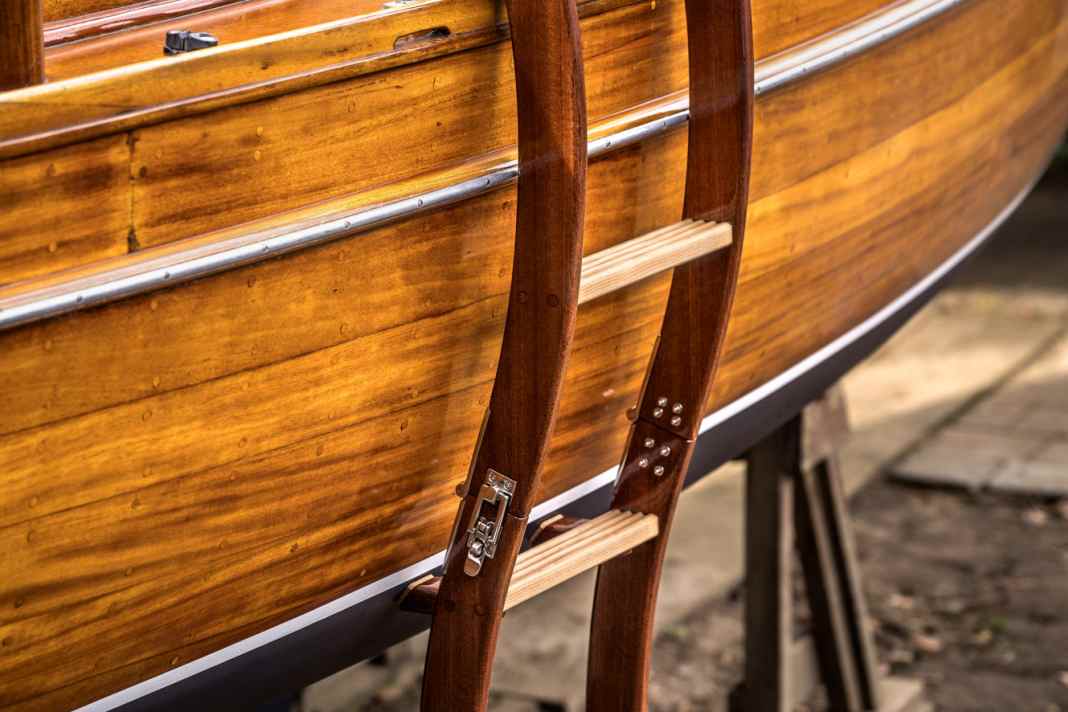 The swim ladder is 1 metre long and 34 cm wide, rests with the upper step on the coaming and is held on both sides with rubber plugs in the eye of each jib traveller.