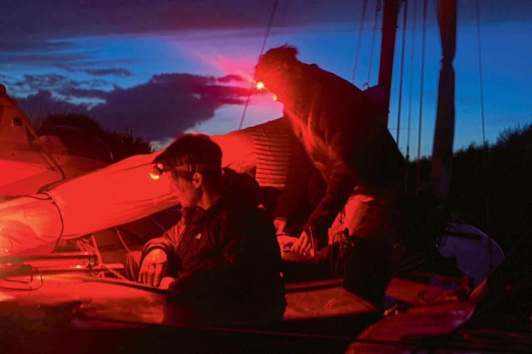 In addition to position lanterns or reading lights above the berths, there are countless sources of light on a yacht. These include headlamps with red light, which are easy on the eyes at night. Check the batteries regularly!